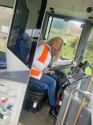 Autobus Iveco — wnętrze i widok zewnętrzny